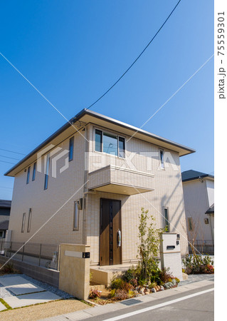 青空とモデルハウス　新興住宅地　住宅地イメージ 75559301