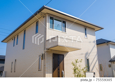 青空とモデルハウス　新興住宅地　住宅地イメージ 75559305