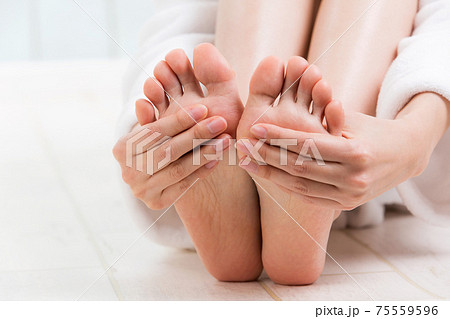 足裏を触る女性 足裏を触る女性 75559596