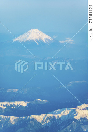 富士山と南アルプスの山並み 空撮 富士山と南アルプスの山並み 空撮 75561124