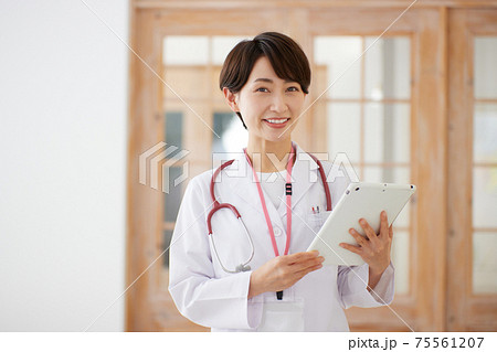 女性医師　ポートレート  75561207