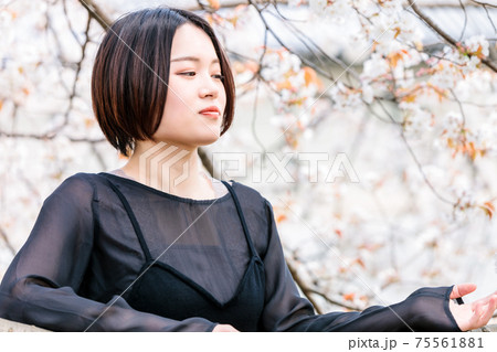 桜を見る若い女性 75561881