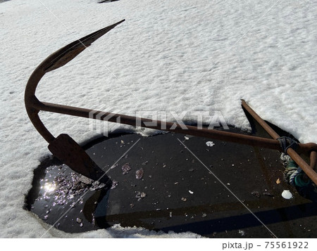 錆びたイカリ 75561922