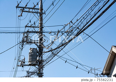 配線が集中する電柱と柱上変圧器の写真素材