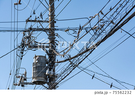配線が集中する電柱と柱上変圧器 75562232
