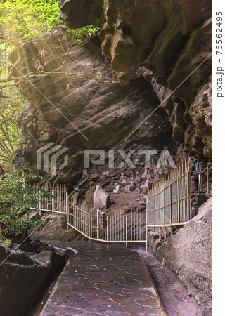 [千葉・鋸山] 鋸山の護魔窟で大野甚五郎英令に作成された阿羅漢の石像。 75562495