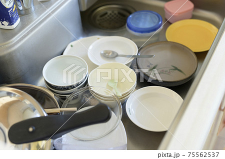 溜まった洗っていない食器 溜まった洗っていない食器 75562537