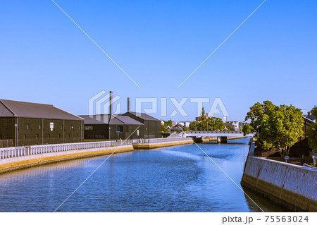 早朝の半田運河沿いにある蔵のまち　愛知県半田市 75563024