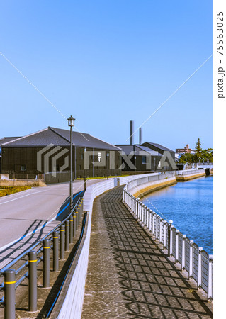 早朝の半田運河沿いにある蔵のまち　愛知県半田市 75563025