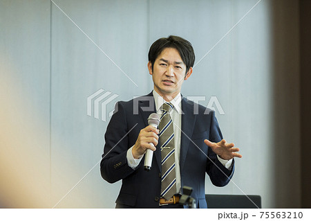 マイクを持って話すビジネスマン マイクを持って話すビジネスマン 75563210