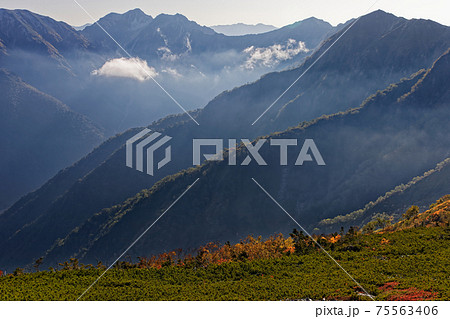 爺ヶ岳稜線から見る斜光線に浮かぶ針ノ木岳 爺ヶ岳稜線から見る斜光線に浮かぶ針ノ木岳 75563406