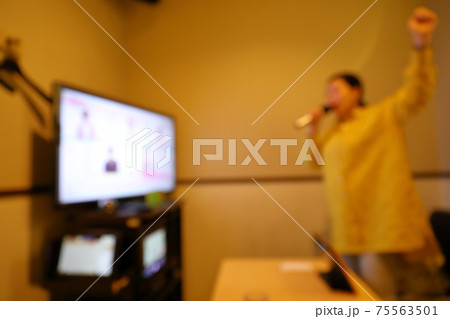 歌うことが楽しいカラオケで熱唱する女性の写真素材 75563501 Pixta