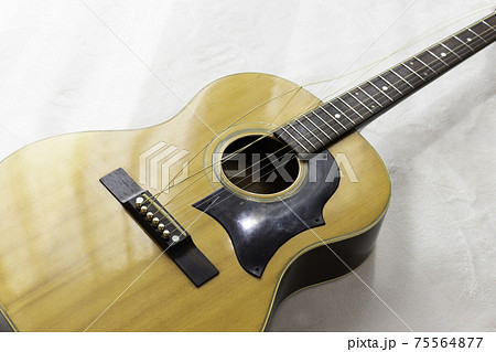 アコースティックギターの弦を交換するイメージ 75564877