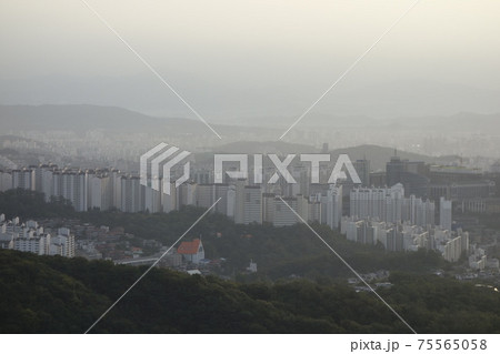 夕焼け 日没 夕暮れ 75565058