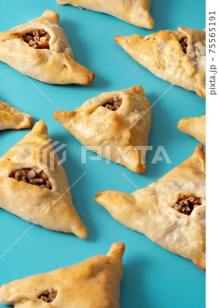 Traditional middle eastern fatayer 75565191
