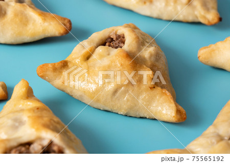 Traditional middle eastern fatayer 75565192
