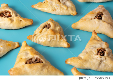 Traditional middle eastern fatayer 75565193
