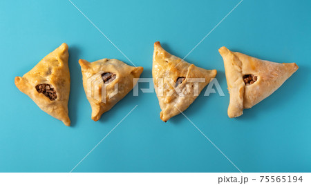 Traditional middle eastern fatayer 75565194