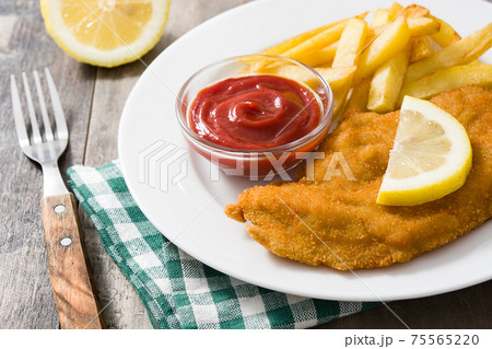 Wiener schnitzel with fried potatoes Wiener schnitzel with fried potatoes 75565220