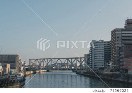 大正橋から大阪環状線を見る風景【大阪市西区】 75566022