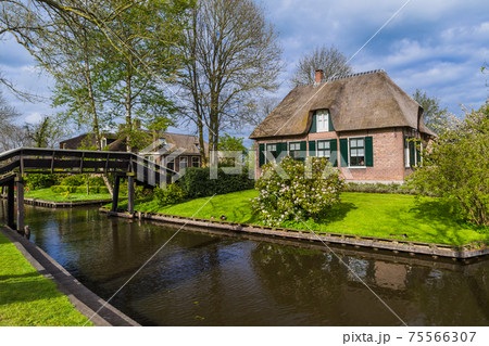 Typical dutch village Giethoorn in Netherlands 75566307