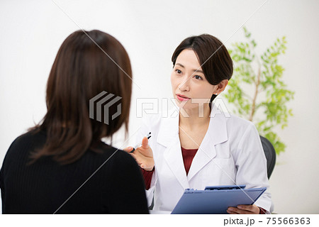 医療イメージ　対面　医師と患者　美容医療 75566363