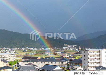 町に架かる虹の橋の麓 町に架かる虹の橋の麓 75566385