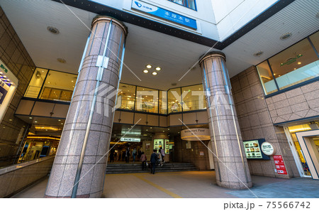 日本の神奈川都市景観　本厚木駅前などを望む（借りて住みたい街第1位にランクイン…） 75566742