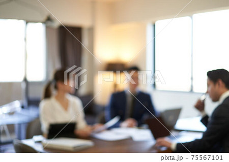 ぼかして撮影した会議シーン ぼかして撮影した会議シーン 75567101