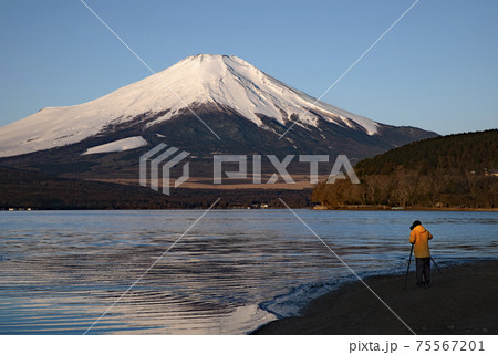山中湖にて富士山と写真家 75567201