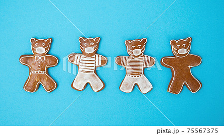 Gingerbread bears with coronavirus symbol on blue background Gingerbread bears with coronavirus symbol on blue background 75567375