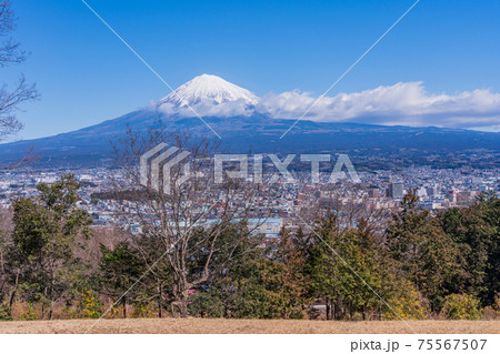 （静岡県）富士宮の白尾山（しらおさん）公園から望む富士山 75567507