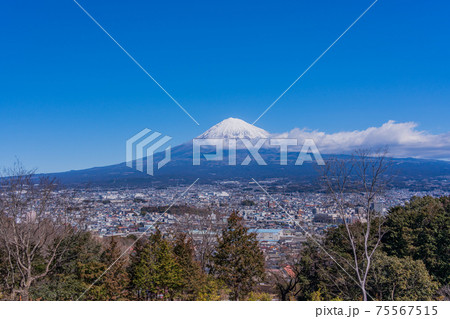 （静岡県）富士宮の白尾山（しらおさん）公園から望む富士山 75567515