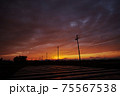 夕焼け空と連なる電柱のシルエット 75567538