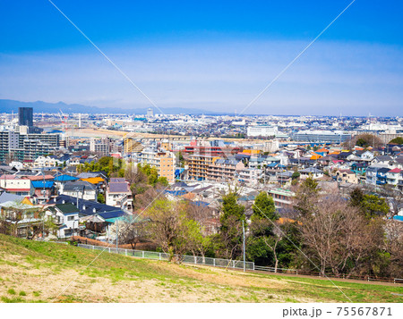 春の丘から眺める住宅地 春の丘から眺める住宅地 75567871