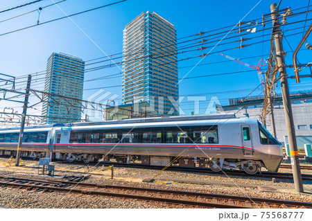 日本の海老名市都市景観 海老名駅前に停車するロマンスカー・EXEα 日本の海老名市都市景観 海老名駅前に停車するロマンスカー・EXEα 75568777