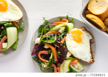 Delicious hearty breakfast Delicious hearty breakfast 75568825