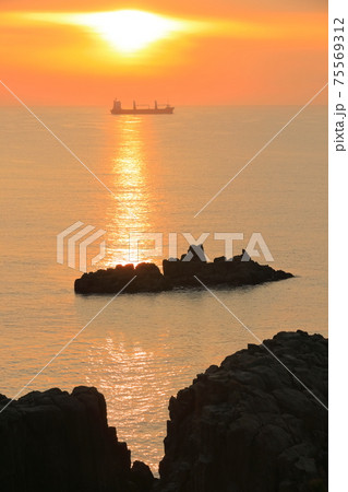 【福井県】東尋坊沖の夕日 75569312