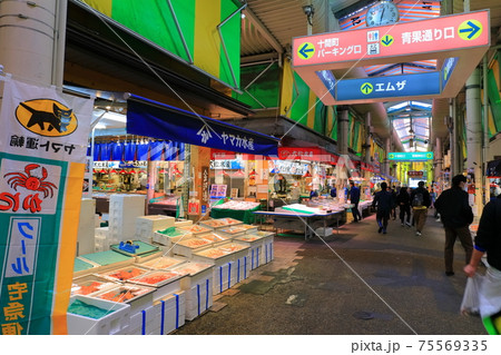 【石川県】近江町市場のアーケード 【石川県】近江町市場のアーケード 75569335
