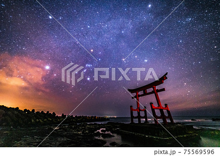 北海道　初山別村金毘羅神社にて冬の大三角形と鳥居 75569596