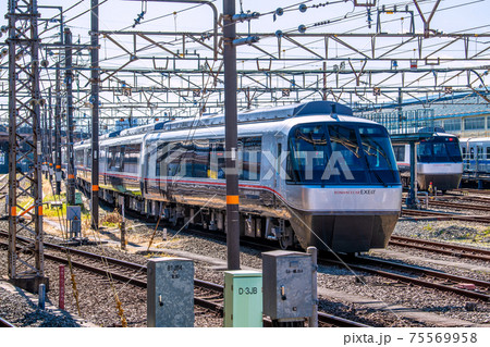 日本の海老名市都市景観 海老名駅前に停車するロマンスカー・EXEα 日本の海老名市都市景観 海老名駅前に停車するロマンスカー・EXEα 75569958