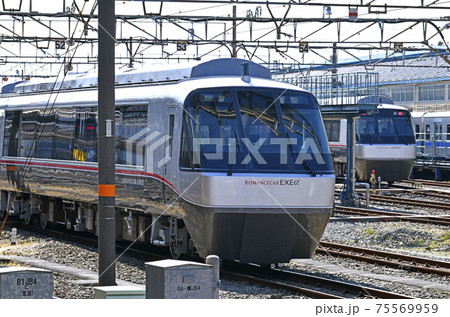 日本の海老名市都市景観　海老名駅前に停車するロマンスカー・EXEα 75569959