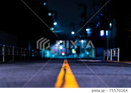 恵比寿 広尾 港区 渋谷区 深夜 午後 都心 東京 道路 路地 無人 電柱 車の写真素材