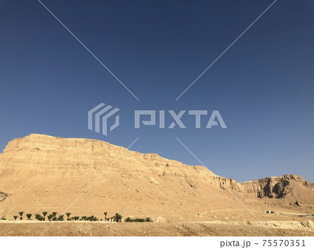 死海の近くの山 死海の近くの山 75570351