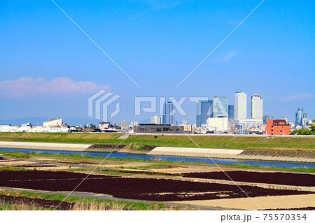 庄内川河川敷から見た名古屋駅前超高層ビル群の風景 庄内川河川敷から見た名古屋駅前超高層ビル群の風景 75570354