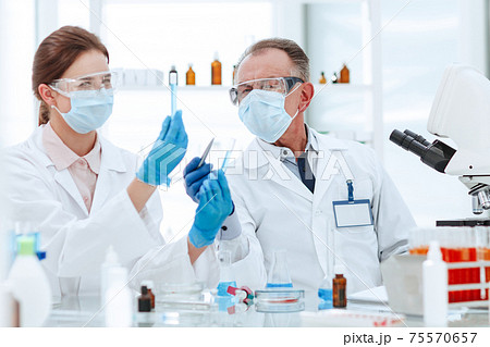 medical laboratory staff discussing the test results . 75570657