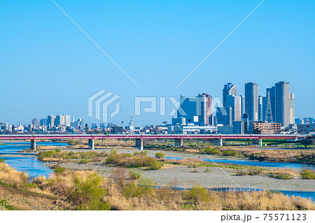 日本の川崎都市景観　晴天に恵まれた多摩川や武蔵小杉のタワーマンション群などを望む 75571123