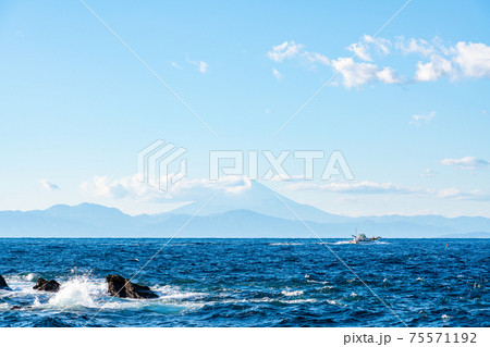 三崎港　富士山　城ヶ島　海　漁港　観光　旅行　漁船　三浦半島　ドライブ　デート　釣り　磯釣り　磯 75571192