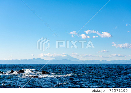 三崎港 富士山 城ヶ島 海 漁港 観光 旅行 漁船 三浦半島 ドライブ デート 釣り 磯釣り 磯の写真素材