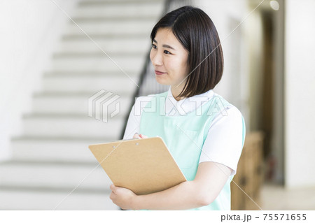 若い女性介護士 75571655